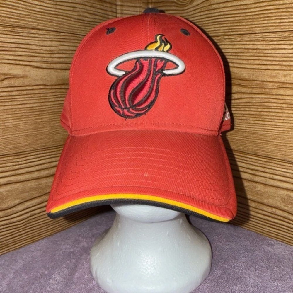🪩Adidas Vintage NBA Miami Heat Fitted Cap